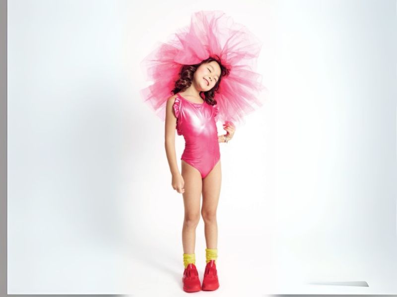 Le maillot de bain enfant rose métallisé de Lison Paris s’invite chez Earnshaw’s Kids.