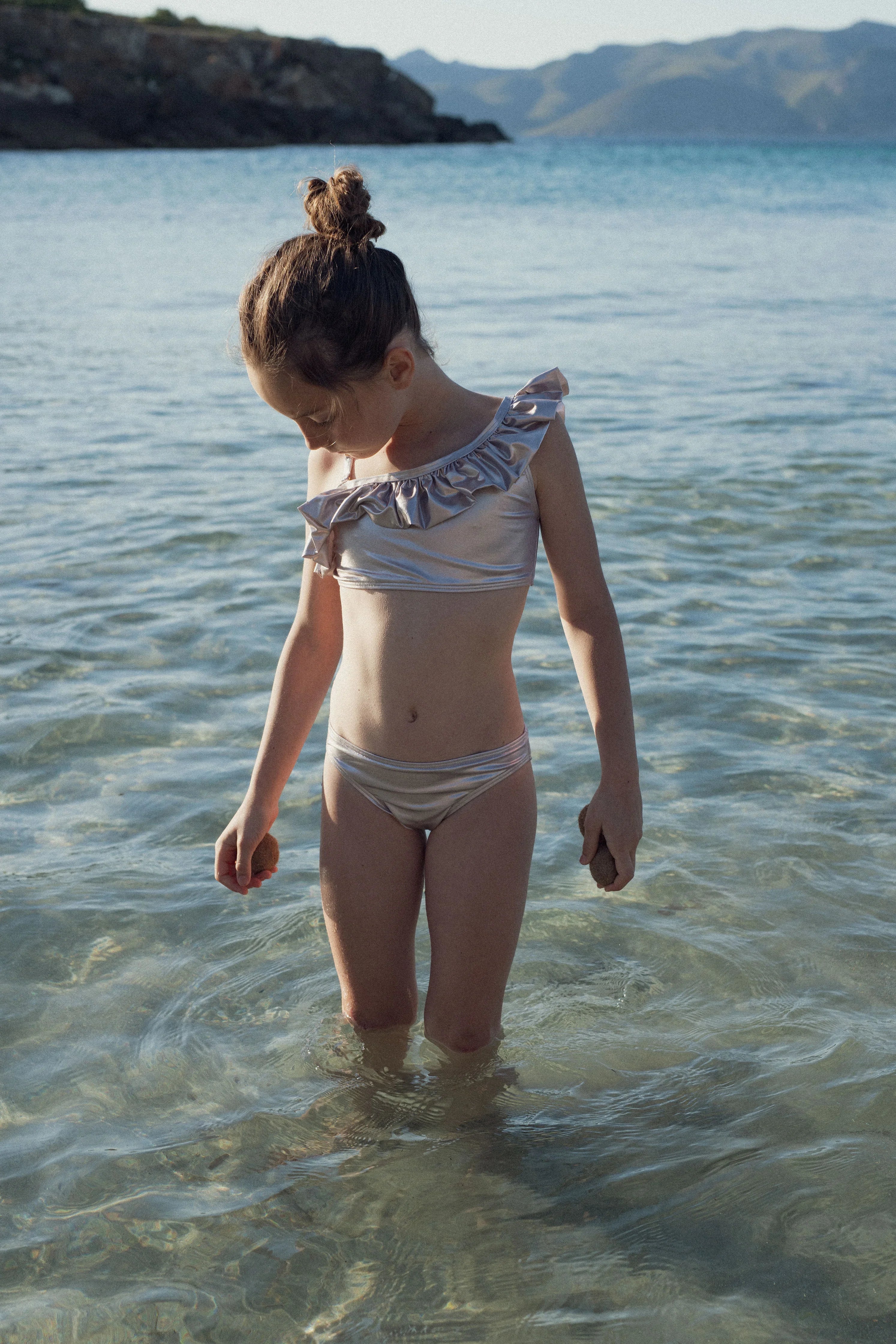 Maillot de bain asymétrique fille, champagne iridescent | VENUS 2P - Lison Paris