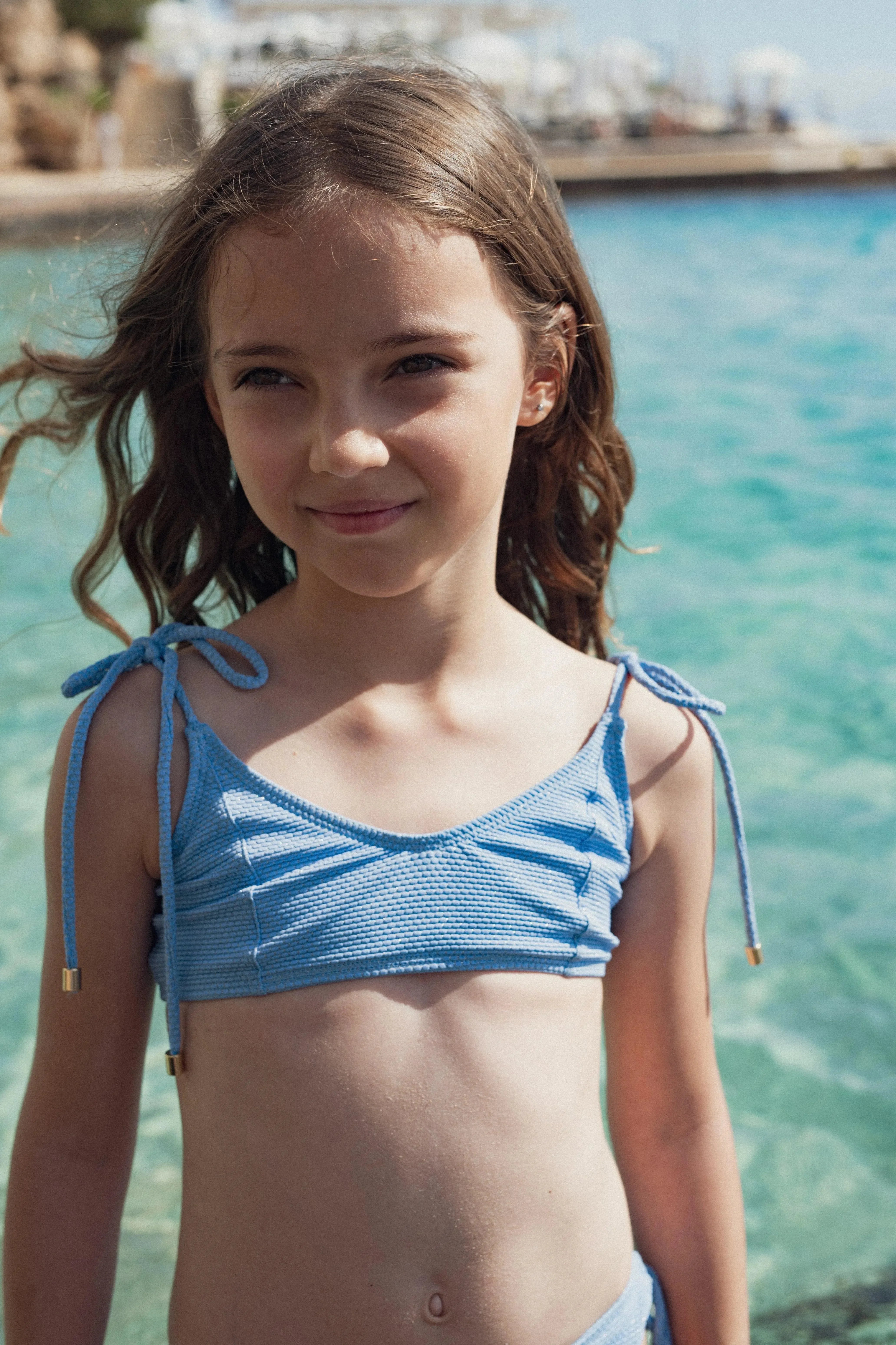 Maillot de bain deux pièces fille, piqué bleu ciel / or | BAHAMAS 2P - Lison Paris