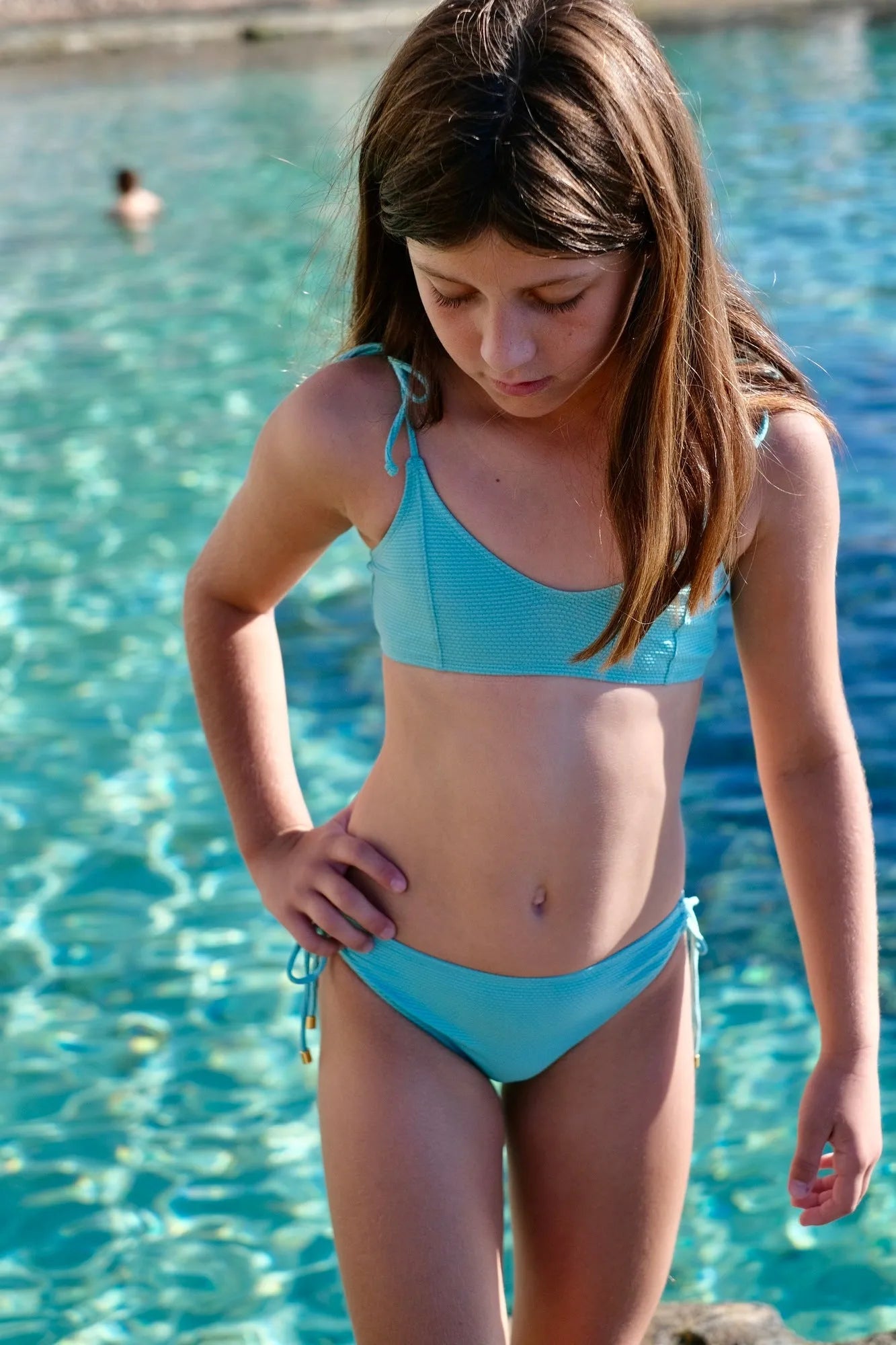 Maillot de bain deux pièces fille, tissu piqué aqua / or | BAHAMAS 2P - Lison Paris