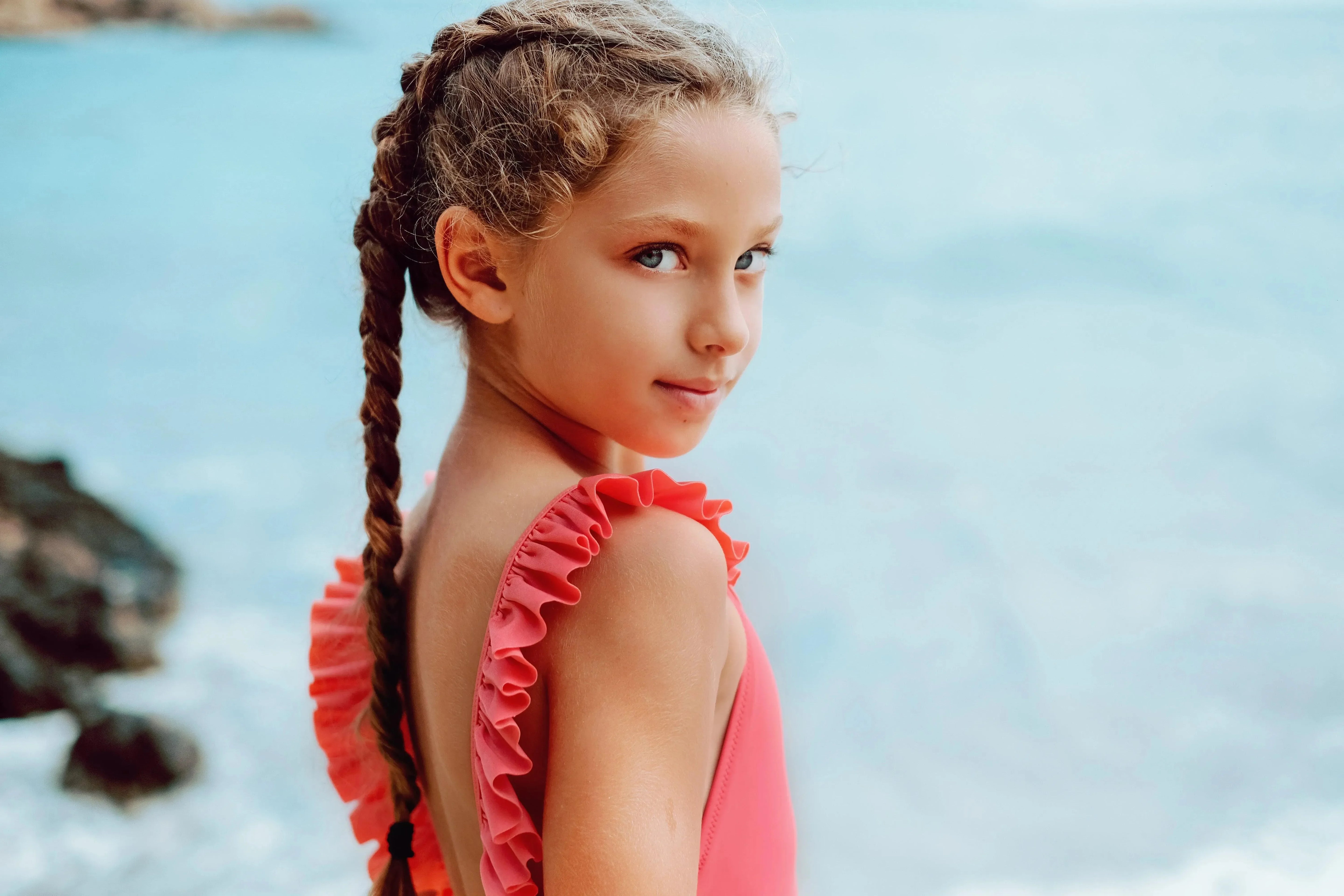 Maillot de bain une pièce fille à volants, UPF50+, corail | BORA BORA 1P - Lison Paris