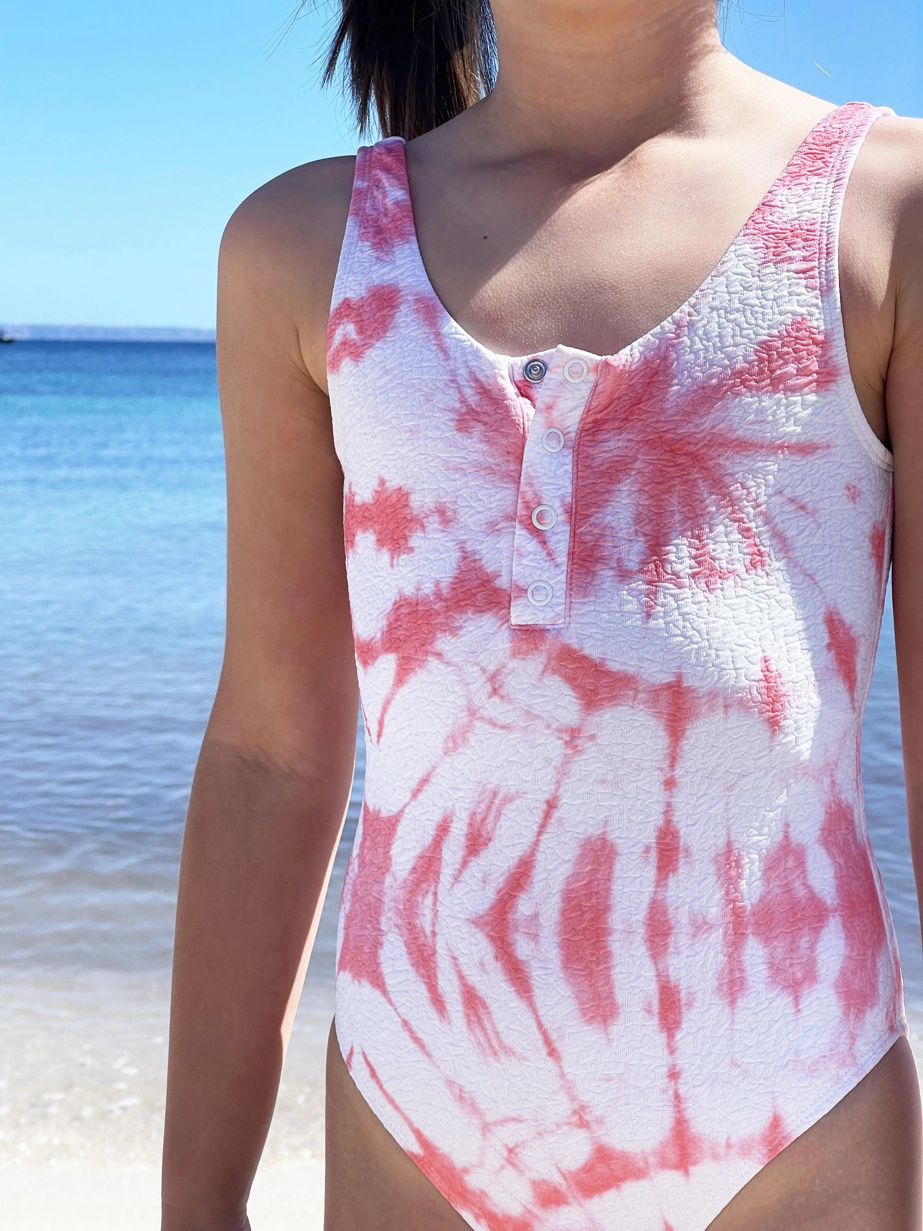 Maillot une pièce fille, tie dye corail | TAHAA 1P - Lison Paris