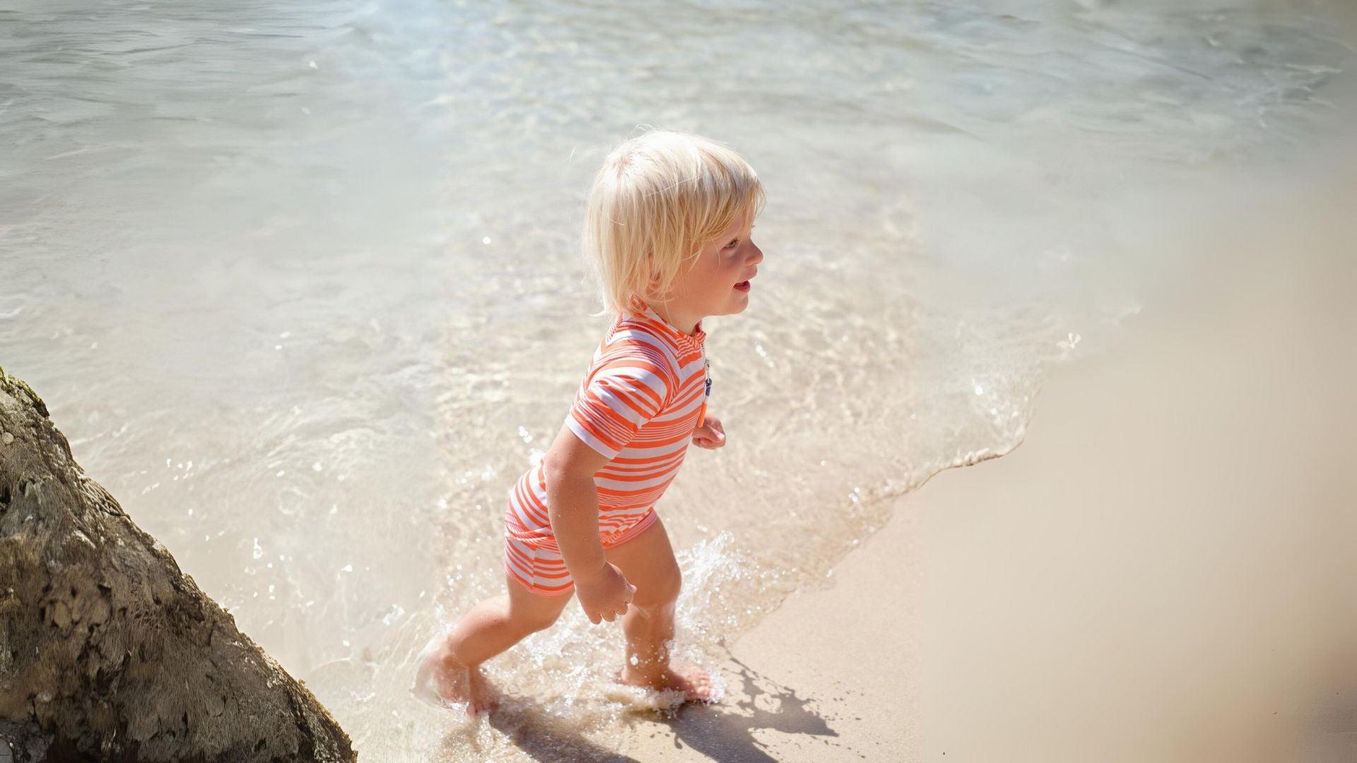 Les combinaisons anti-UV pour bébés garçons pour protégez votre bébé du soleil