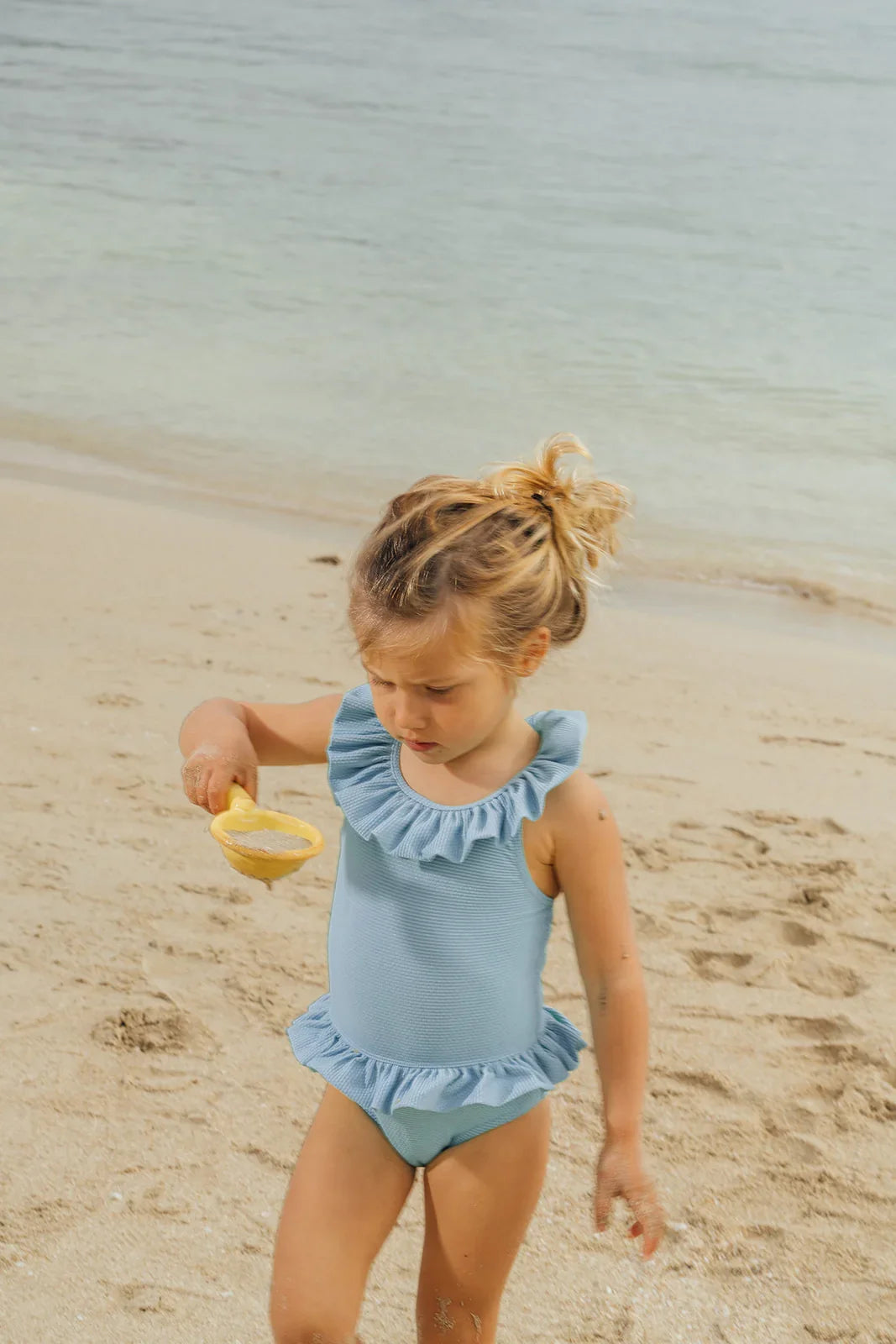 Maillot de bain une pièce bébé fille, piqué bleuciel/or | BAHAMAS BABY - Lison Paris