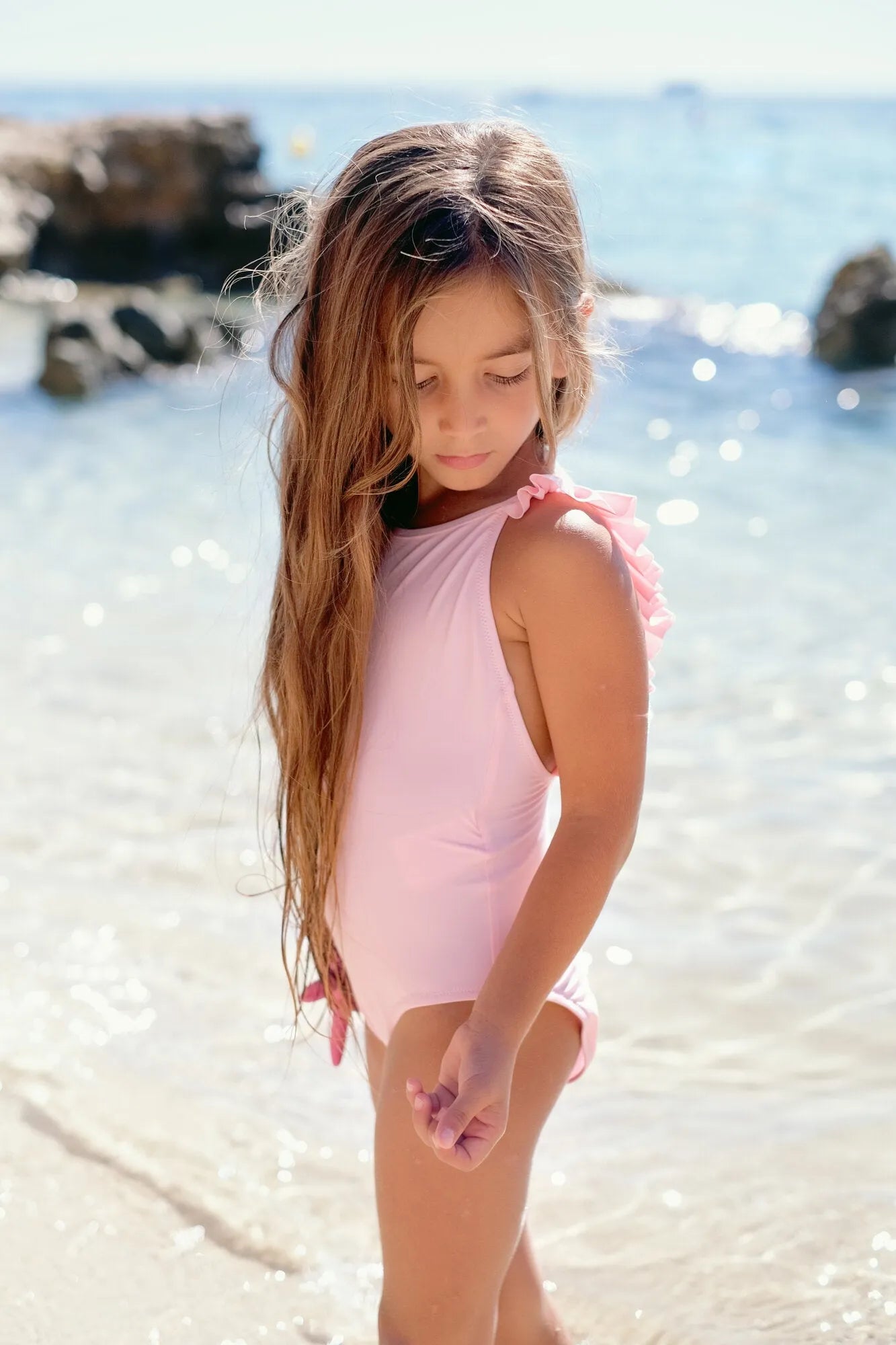 Maillot de bain une pièce fille à volants, anti UV, rose pâle| BORA BORA 1P - Lison Paris