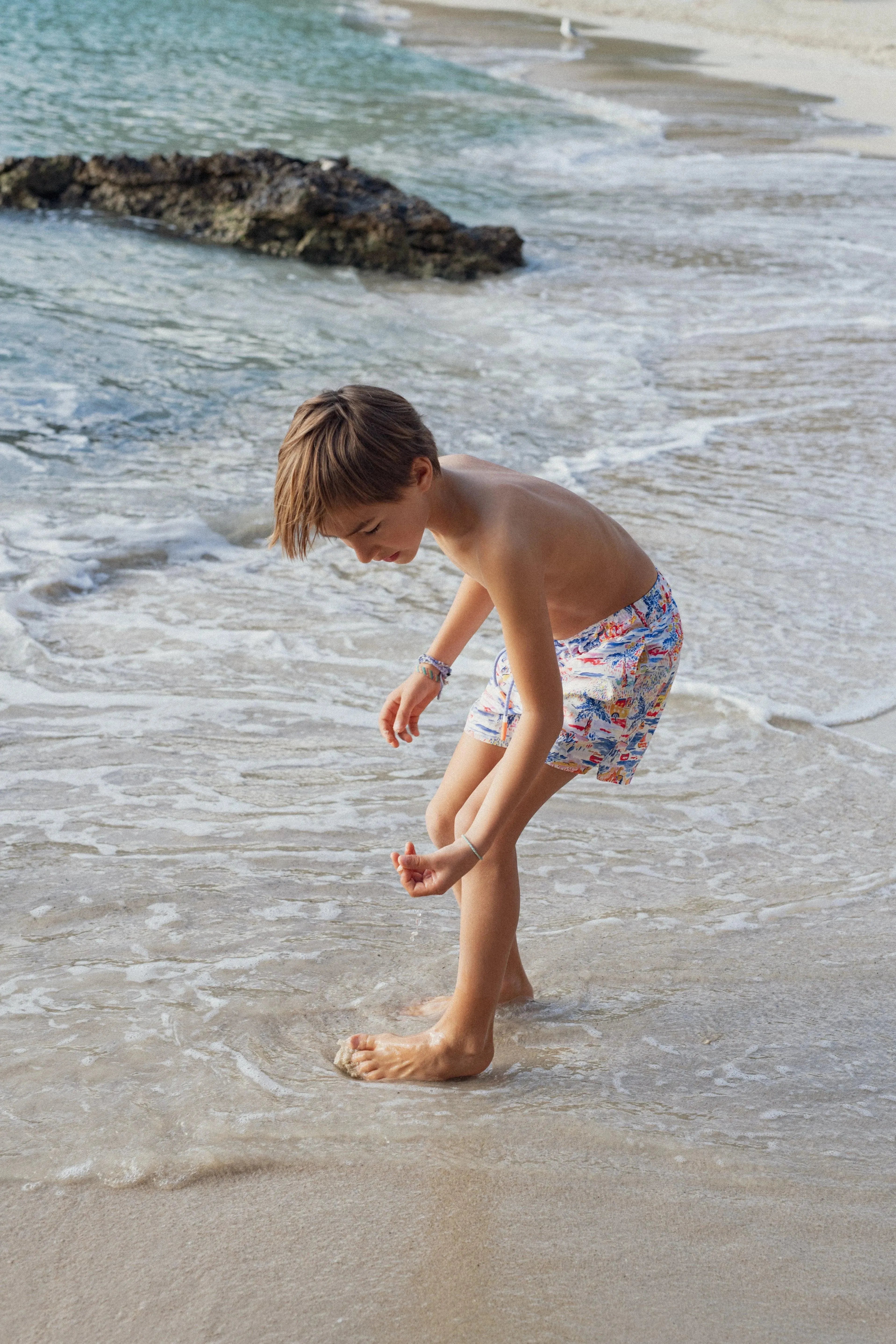 Short de bain garçon, imprimé blanc multicolore | GIGI - Lison Paris