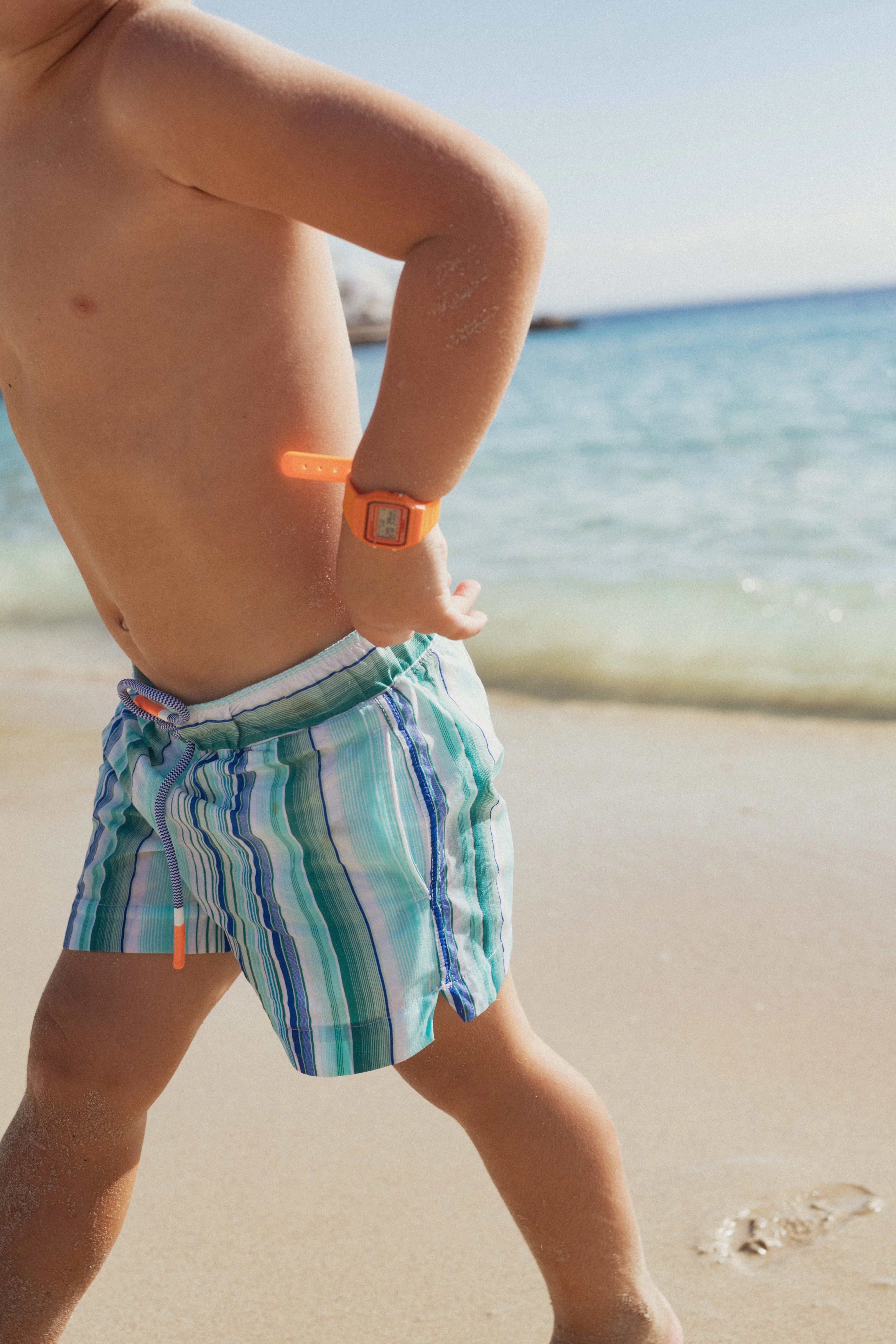 Short de bain garçon, rayures aqua | LAGOON - Lison Paris